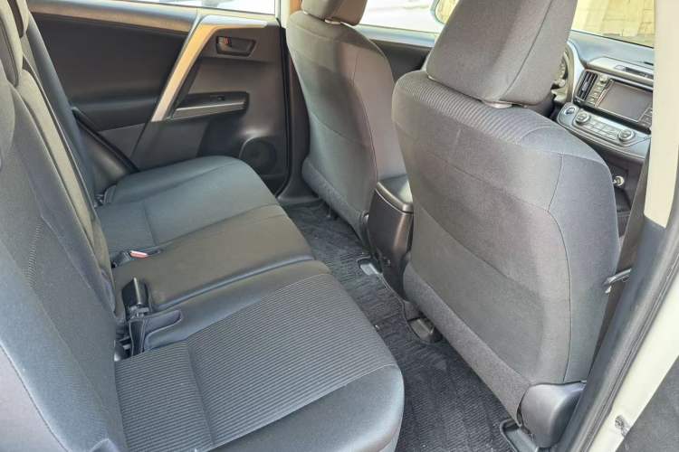 Used Toyota RAV4 2016 2.0L CVT Two-Wheel Drive Fashion Edition China V Standard Interior 4