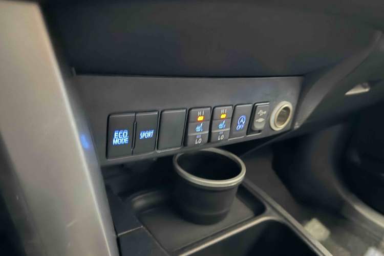 Used Toyota RAV4 2016 2.0L CVT Two-Wheel Drive Comfort Edition China V Standard Interior 4