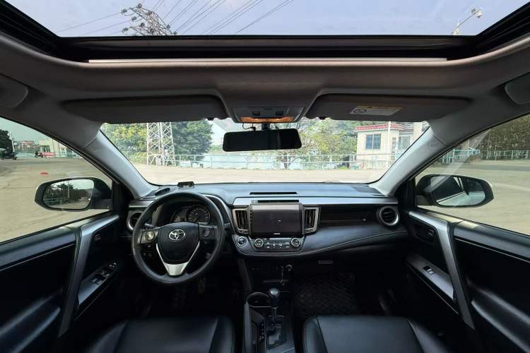 Used Toyota RAV4 2016 2.0L CVT Two-Wheel Drive Fashion Edition China V Standard Interior 4