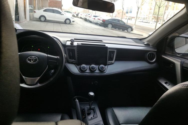 Used Toyota RAV4 2016 2.0L CVT Two-Wheel Drive Urban Edition China V Standard Interior 4
