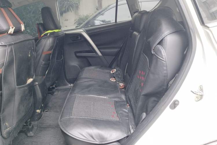 Used Toyota RAV4 2016 2.0L CVT Two-Wheel Drive Fashion Edition China V Standard Interior 4