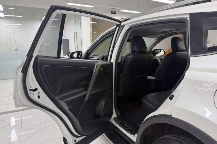 Used Toyota RAV4 2016 2.0L CVT Two-Wheel Drive Fashion Edition China V Standard Interior 4