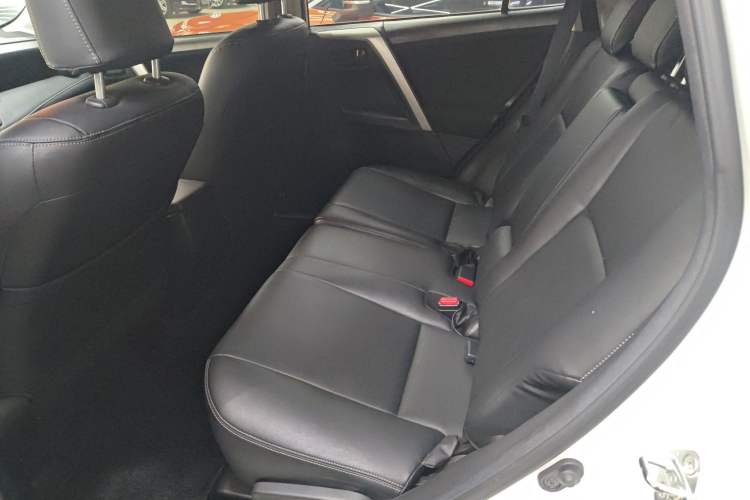 Used Toyota RAV4 2016 2.0L CVT Two-Wheel Drive Fashion Edition China V Standard Interior 4