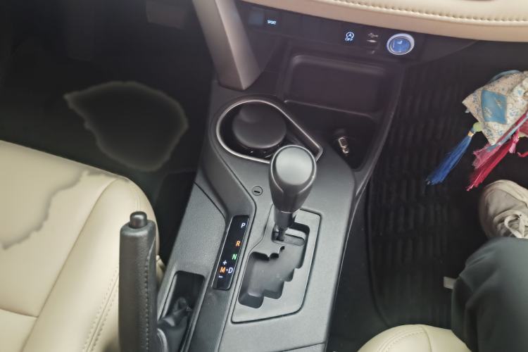 Used Toyota RAV4 2016 2.0L CVT Two-Wheel Drive Fashion Edition China V Standard Interior 4