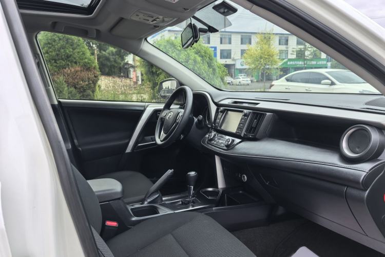 Used Toyota RAV4 2016 2.0L CVT Two-Wheel Drive Fashion Edition China V Standard Interior 4
