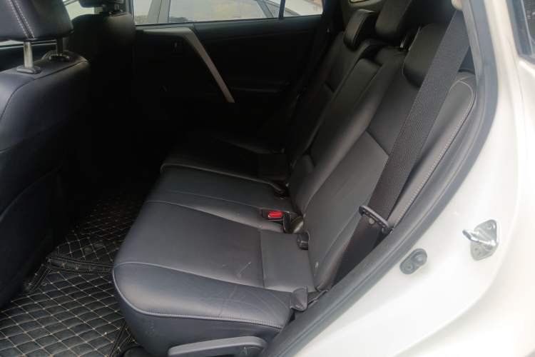 Used Toyota RAV4 2016 2.5L Automatic 4x4 Elite Edition Interior 4