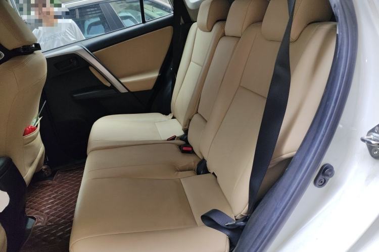 Used Toyota RAV4 2016 2.0L CVT Two-Wheel Drive Fashion Edition China V Standard Interior 4