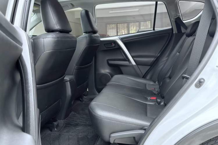 Used Toyota RAV4 2016 2.0L CVT Two-Wheel Drive Fashion Edition China V Standard Interior 4