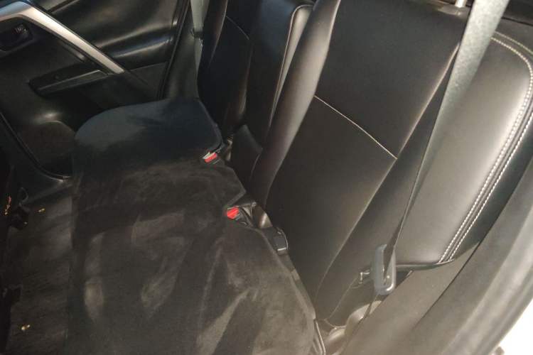 Used Toyota RAV4 2016 2.0L CVT Two-Wheel Drive Fashion Edition China V Standard Interior 4