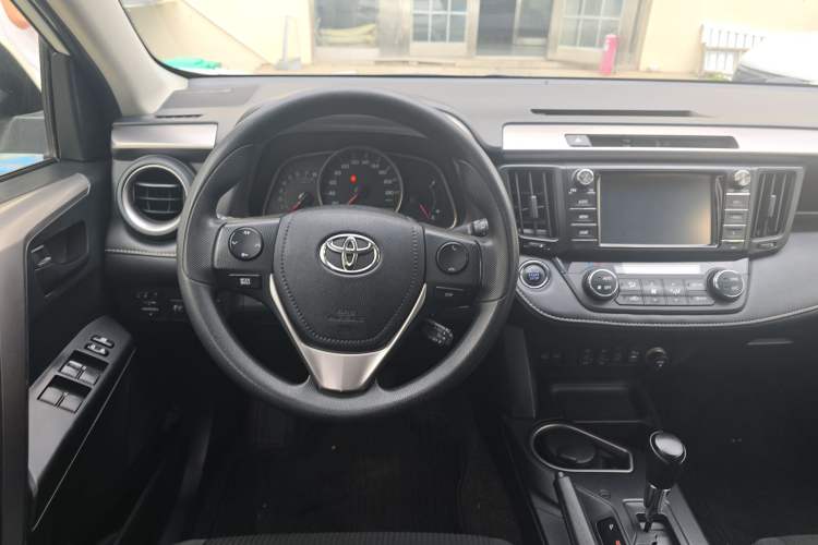 Used Toyota RAV4 2016 2.0L CVT Two-Wheel Drive Fashion Edition China V Standard Interior 5