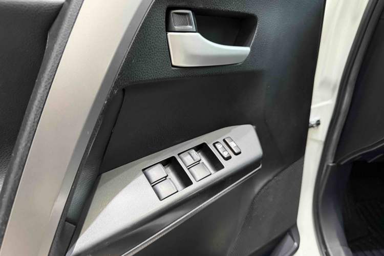 Used Toyota RAV4 2016 2.0L CVT Two-Wheel Drive Comfort Edition China V Standard Interior 5