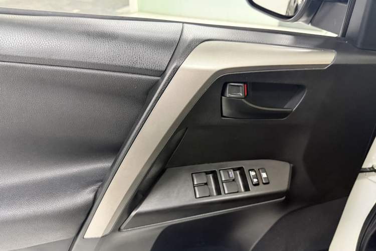 Used Toyota RAV4 2016 2.0L CVT Two-Wheel Drive Fashion Edition China V Standard Interior 5