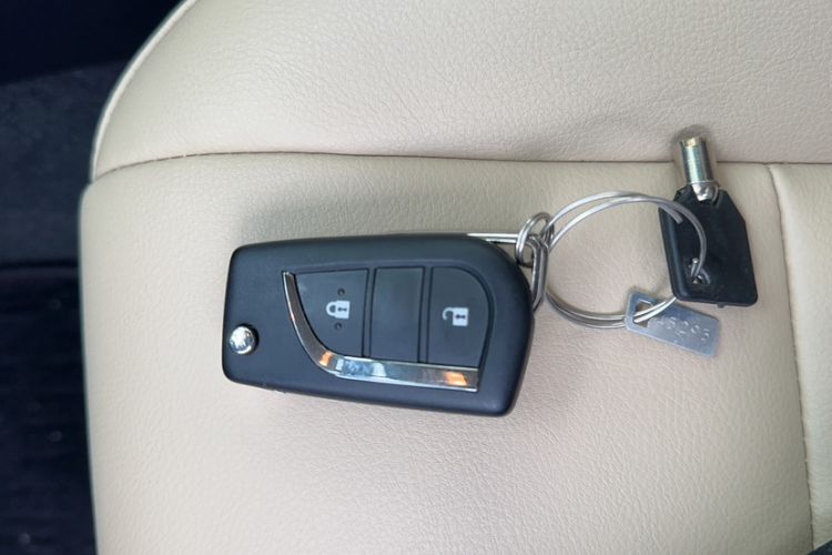 Used Toyota RAV4 2016 2.0L CVT Two-Wheel Drive Urban Edition China V Standard Interior 5