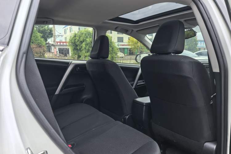 Used Toyota RAV4 2016 2.0L CVT Two-Wheel Drive Fashion Edition China V Standard Interior 5