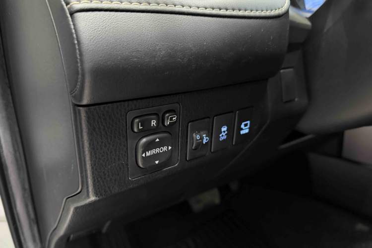 Used Toyota RAV4 2016 2.0L CVT Two-Wheel Drive Comfort Edition China V Standard Interior 6