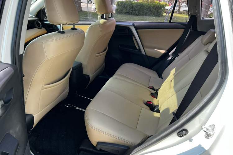Used Toyota RAV4 2016 2.0L CVT Two-Wheel Drive Fashion Edition China V Standard Interior 6