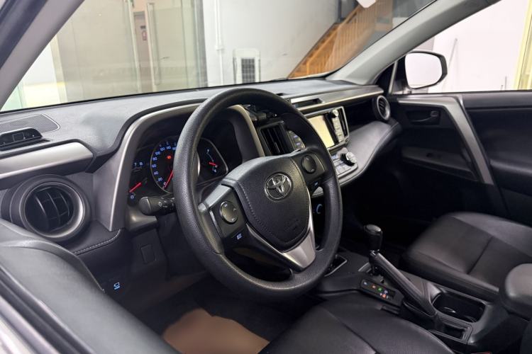 Used Toyota RAV4 2016 2.0L CVT Two-Wheel Drive Fashion Edition China V Standard Interior 7