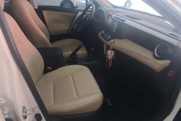 Used Toyota RAV4 2016 2.0L CVT Two-Wheel Drive Fashion Edition China V Standard Interior 8