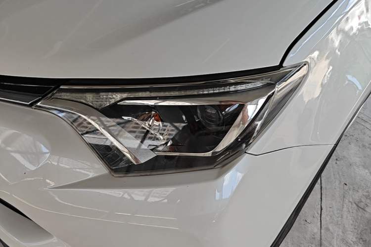 Used Toyota RAV4 2016 2.0L CVT Two-Wheel Drive Fashion Edition China V Standard Left Front Headlight
