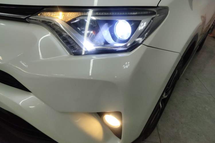 Used Toyota RAV4 2016 2.0L CVT Two-Wheel Drive Fashion Edition China V Standard Left Front Headlight