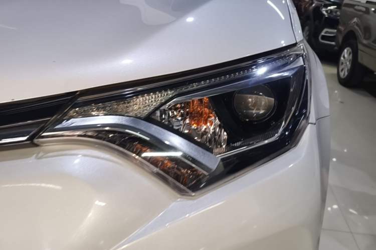 Used Toyota RAV4 2016 2.0L CVT Two-Wheel Drive Fashion Edition China V Standard Left Front Headlight