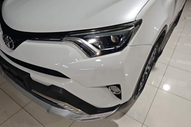 Used Toyota RAV4 2016 2.5L Automatic 4x4 Elite Edition Left Front Headlight