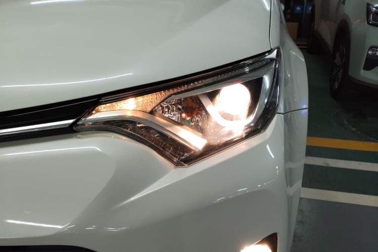 Used Toyota RAV4 2016 2.0L CVT Two-Wheel Drive Urban Edition China V Standard Left Front Headlight