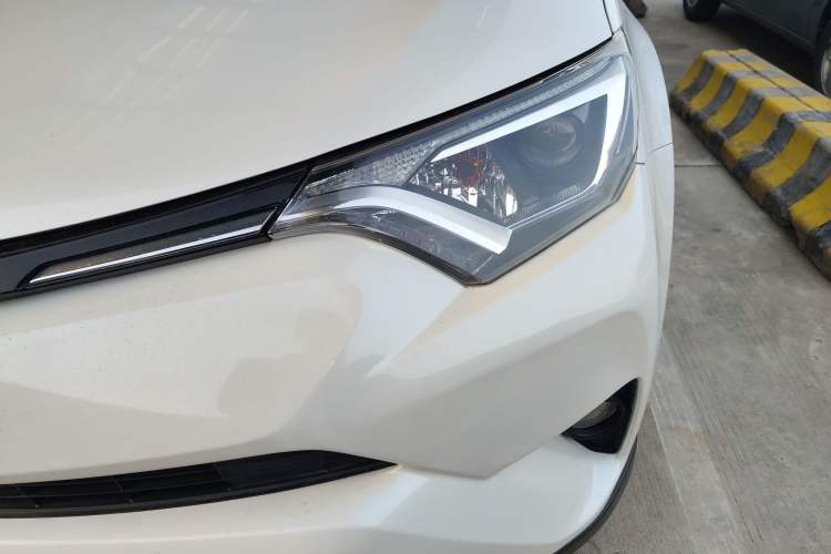 Used Toyota RAV4 2016 2.0L CVT Two-Wheel Drive Urban Edition China V Standard Left Front Headlight