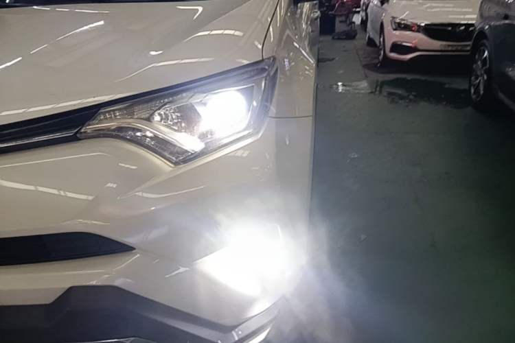 Used Toyota RAV4 2016 2.0L CVT Two-Wheel Drive Fashion Edition China V Standard Left Front Headlight