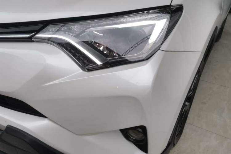 Used Toyota RAV4 2016 2.0L CVT Two-Wheel Drive Fashion Edition China V Standard Left Front Headlight