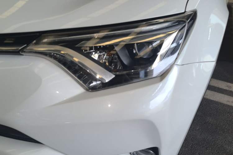 Used Toyota RAV4 2016 2.5L Automatic 4x4 Elite Edition Left Front Headlight