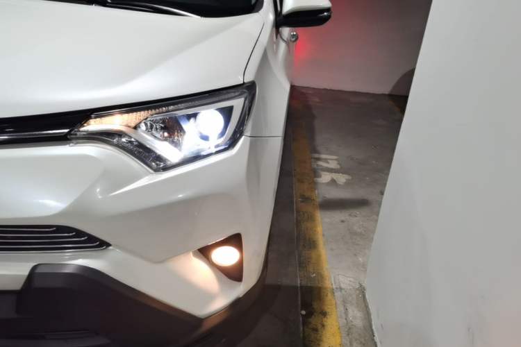 Used Toyota RAV4 2016 2.0L CVT Two-Wheel Drive Fashion Edition China V Standard Left Front Headlight