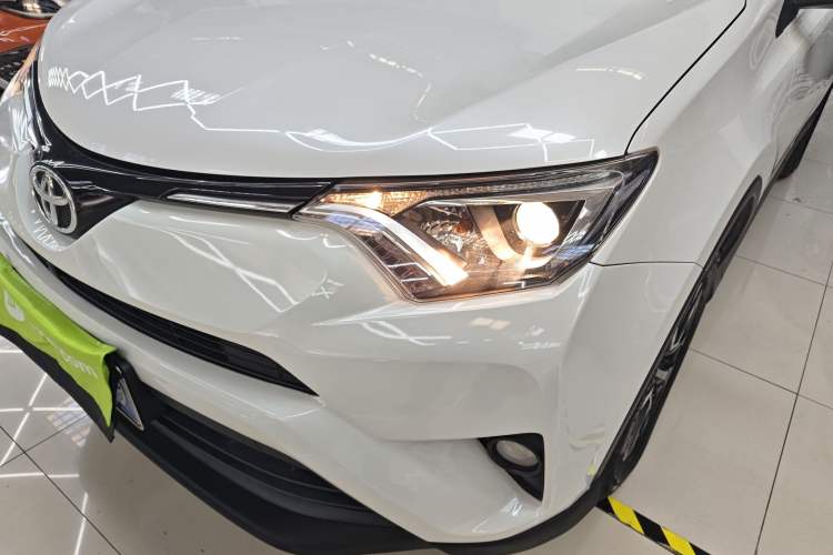 Used Toyota RAV4 2016 2.0L CVT Two-Wheel Drive Fashion Edition China V Standard Left Front Headlight