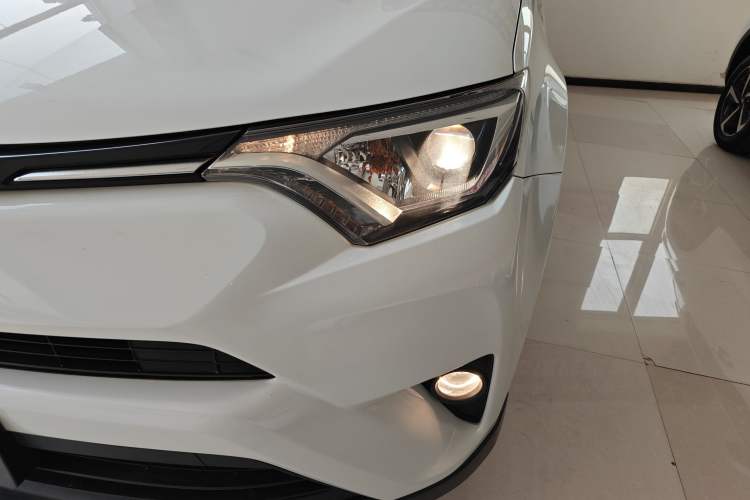 Used Toyota RAV4 2016 2.0L CVT Two-Wheel Drive Comfort Edition China V Standard Left Front Headlight