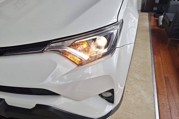Used Toyota RAV4 2016 2.0L CVT Two-Wheel Drive Fashion Edition China V Standard Left Front Headlight