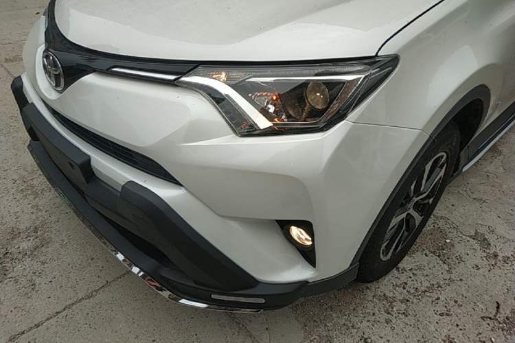 Used Toyota RAV4 2016 2.0L CVT Two-Wheel Drive Fashion Edition China V Standard Left Front Headlight