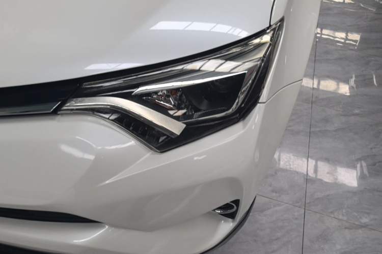 Used Toyota RAV4 2016 2.5L Automatic 4x4 Elite Edition Left Front Headlight