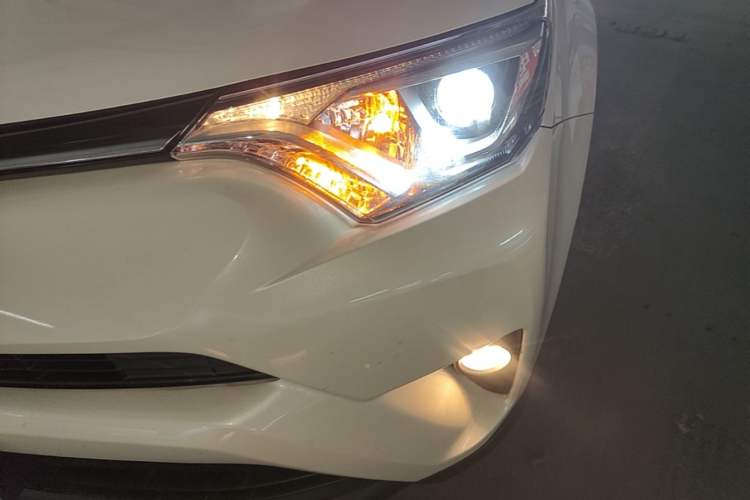 Used Toyota RAV4 2016 2.0L CVT Two-Wheel Drive Fashion Edition China V Standard Left Front Headlight