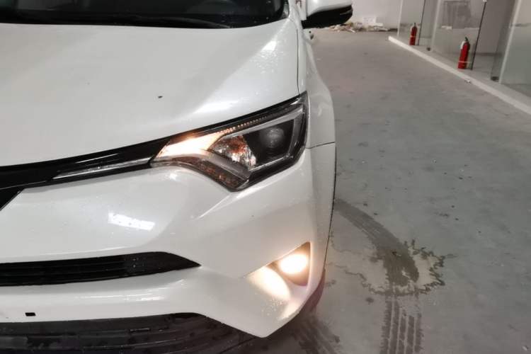 Used Toyota RAV4 2016 2.0L CVT Two-Wheel Drive Fashion Edition China V Standard Left Front Headlight