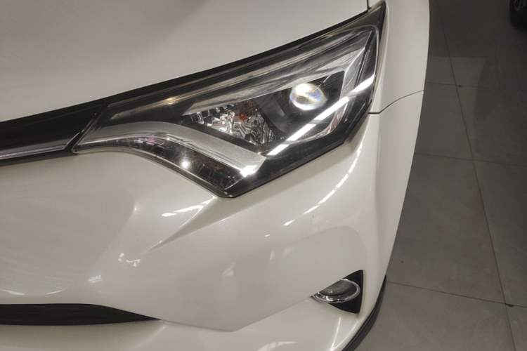 Used Toyota RAV4 2016 2.5L Automatic 4x4 Elite Edition Left Front Headlight