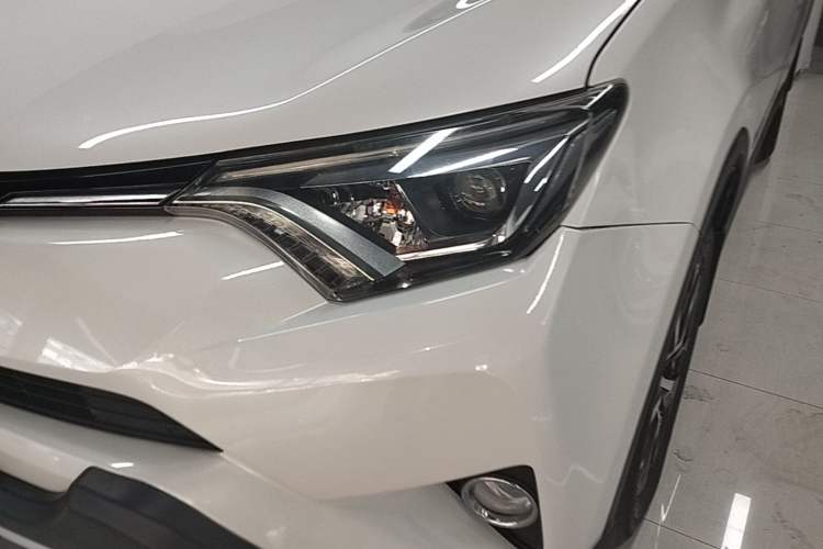 Used Toyota RAV4 2016 2.0L CVT Two-Wheel Drive Smart Edition China V Standard Left Front Headlight