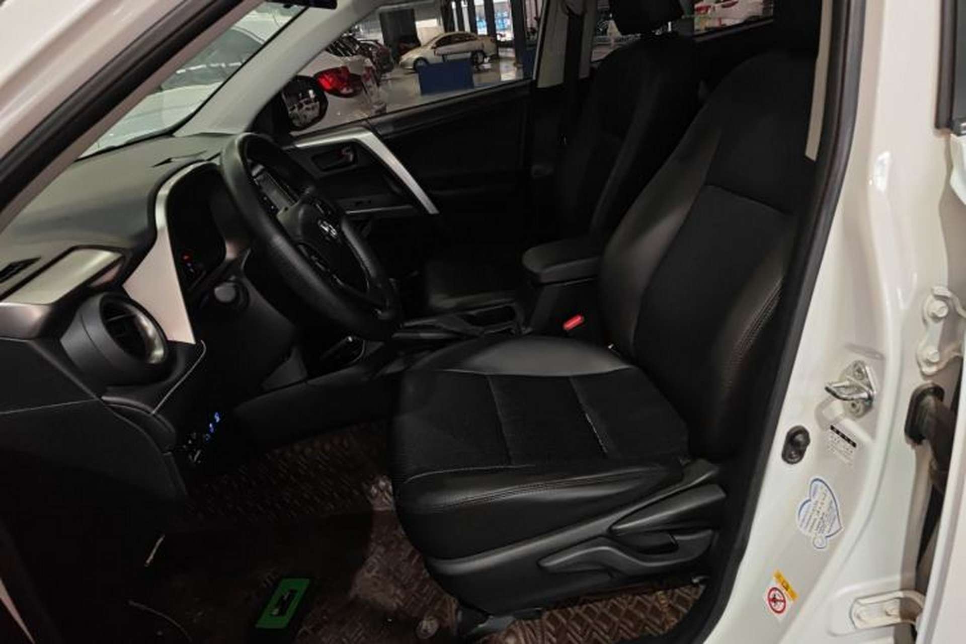 Used Toyota RAV4 2016 2.0L CVT Two-Wheel Drive Fashion Edition China V Standard Left Front Seat