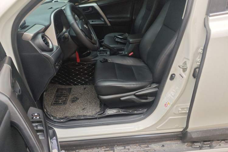Used Toyota RAV4 2016 2.0L CVT Two-Wheel Drive Fashion Edition China V Standard Left Front Seat