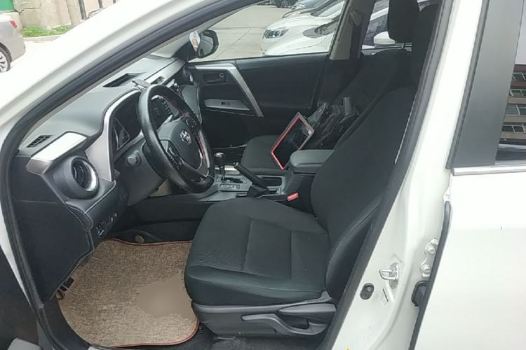 Used Toyota RAV4 2016 2.0L CVT Two-Wheel Drive Fashion Edition China V Standard Left Front Seat