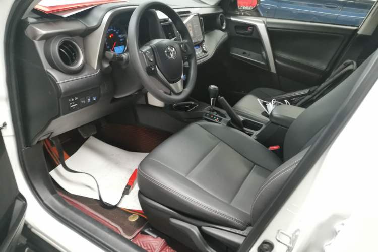 Used Toyota RAV4 2016 2.0L CVT Two-Wheel Drive Fashion Edition China V Standard Left Front Seat