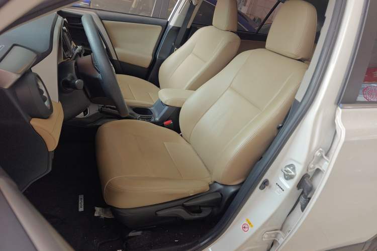 Used Toyota RAV4 2016 2.0L CVT Two-Wheel Drive Fashion Edition China V Standard Left Front Seat