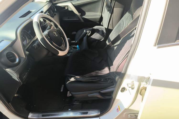 Used Toyota RAV4 2016 2.0L CVT Two-Wheel Drive Fashion Edition China V Standard Left Front Seat