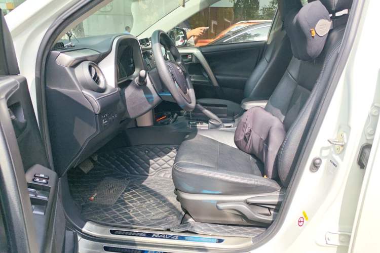 Used Toyota RAV4 2016 2.0L CVT Two-Wheel Drive Fashion Edition China V Standard Left Front Seat