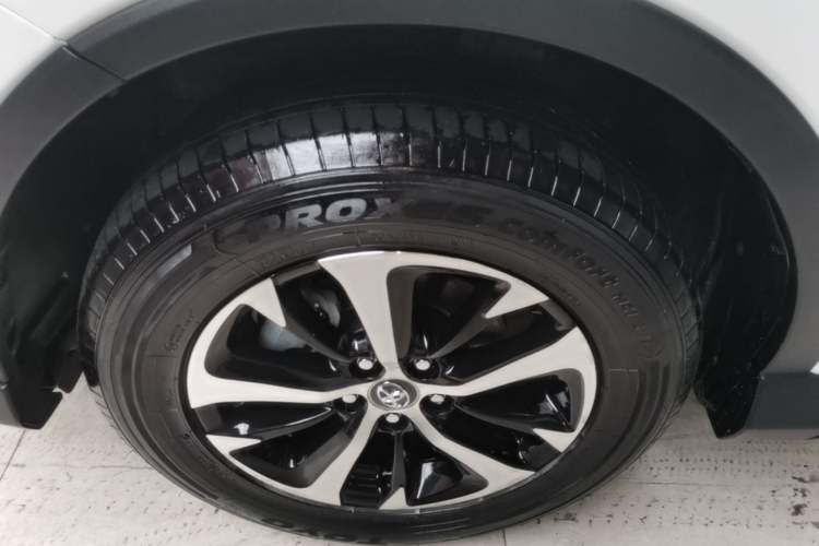 Used Toyota RAV4 2016 2.0L CVT Two-Wheel Drive Fashion Edition China V Standard Left Front Wheel Hub