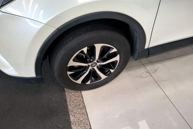 Used Toyota RAV4 2016 2.0L CVT Two-Wheel Drive Fashion Edition China V Standard Left Front Wheel Hub